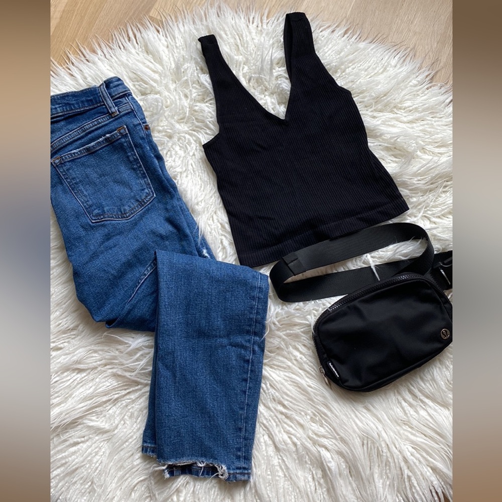 Abercrombie high rise mom jeans with distressing and back cut off detail 25short